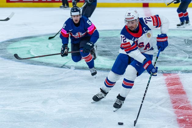 ZURICH, SWITZERLAND - MAY 17: -6gbr- trying to reach Justin Faulk (United States, 72) during the Preliminary Round - Group A Match 11 between Great Britain and United States at the IIHF Ice hockey, Eishockey World Championship, WM, Weltmeisterschaft 2026, Swiss Life Arena on May 17, 2026 in Zurich, Switzerland. Zurich Switzerland Copyright: xTimoxSteinx