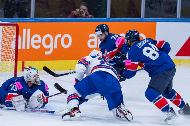 ZURICH, SWITZERLAND - MAY 17: Ben Bowns (Great Britain, 33) during the offense of Oliver Mathieu (United States, 24) during the Preliminary Round - Group A Match 11 between Great Britain and United States at the IIHF Ice hockey, Eishockey World Championship, WM, Weltmeisterschaft 2026, Swiss Life Arena on May 17, 2026 in Zurich, Switzerland. Zurich Switzerland Copyright: xTimoxSteinx