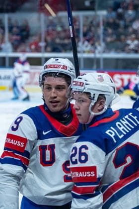 ZURICH, SWITZERLAND - MAY 17: Ryan Leonard (United States, 9) and Max Plante (United States, 26) on the bench during the Preliminary Round - Group A Match 11 between Great Britain and United States at the IIHF Ice hockey, Eishockey World Championship, WM, Weltmeisterschaft 2026, Swiss Life Arena on May 17, 2026 in Zurich, Switzerland. Zurich Switzerland Copyright: xTimoxSteinx