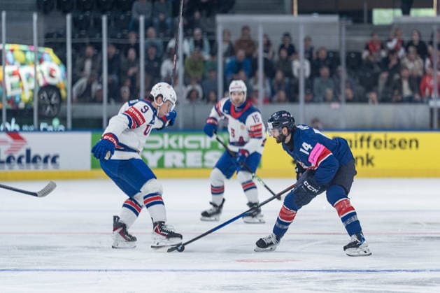 17 05 2026, Zurich, Swiss Life Arena, Ice Hockey World Championships Great Britain USA, 9 Ryan Leonard United States , 14 Liam Kirk Great Britain Zurich Swiss Life Arena Zurich Switzerland Copyright: xJustPictures.ch StefanxEmchx jp-de-StEm-DSC0009720260517