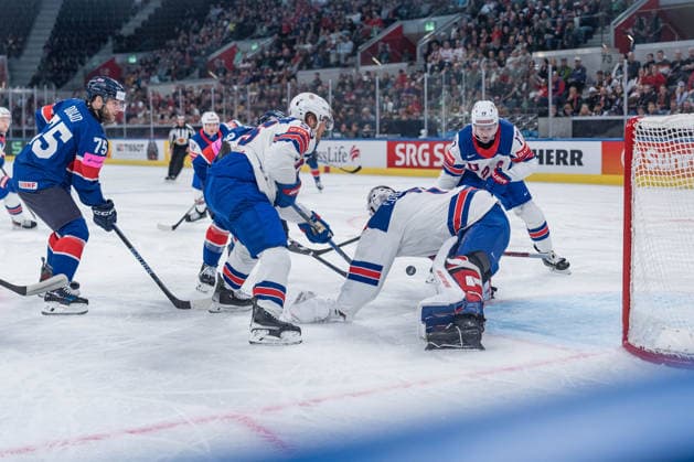 17 05 2026, Zurich, Swiss Life Arena, Ice Hockey World Championships Great Britain USA, 1 goalkeeper Devin Cooley United States , 55 Ryan Lindgren United States , 75 Robert Dowd Great Britain Zurich Swiss Life Arena Zurich Switzerland Copyright: xJustPictures.ch StefanxEmchx jp-de-StEm-DSC0037220260517