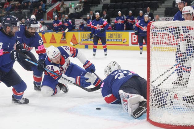World Championship 2026 USA GBR Mathieu Olivier ahead of goaltender Ben Bowns 17 05 2026 Swiss Life Arena Zuerich , SWITZERLAND, Ice Hockey Men IIHF World Championship Zurich 2026 Group A USA GBR Mathieu Olivier USA ahead of goaltender Ben Bowns GBR