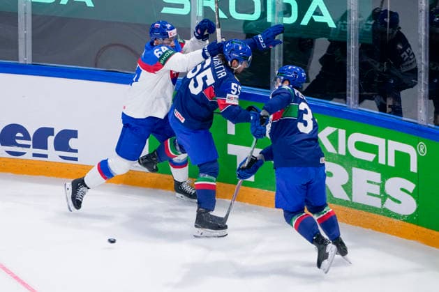 FRIBOURG, SWITZERLAND MAY 17 Patrik Koch of Slovakia L against Luca Zanatta of Italy C and Phil Pietroniro of Italy R during the 2026 IIHF Ice Hockey World Championship Switzerland game between Italy and Slovakia at BCF Arena on May 17, 2026 in Fribourg, Fribourg Fribourg BCF Arena Fribourg Switzerland Copyright: xJustPictures.ch JarixPestelaccix jp-en-EuSpIm-JP6_JAR_Italy_Slovakia_16May2026_00003