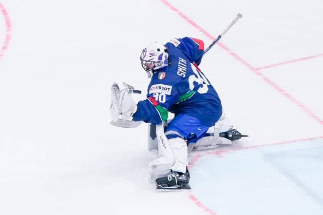 FRIBOURG, SWITZERLAND MAY 17 goalkeeper Jacob Smith of Italy saves during the 2026 IIHF Ice Hockey World Championship Switzerland game between Italy and Slovakia at BCF Arena on May 17, 2026 in Fribourg, Fribourg Fribourg BCF Arena Fribourg Switzerland Copyright: xJustPictures.ch JarixPestelaccix jp-en-EuSpIm-JP6_JAR_Italy_Slovakia_16May2026_00008