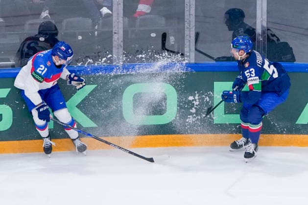 FRIBOURG, SWITZERLAND MAY 17 Sebastian Cederle of Slovakia L against Alex Trivellato of Italy R during the 2026 IIHF Ice Hockey World Championship Switzerland game between Italy and Slovakia at BCF Arena on May 17, 2026 in Fribourg, Fribourg Fribourg BCF Arena Fribourg Switzerland Copyright: xJustPictures.ch JarixPestelaccix jp-en-EuSpIm-JP6_JAR_Italy_Slovakia_16May2026_00010