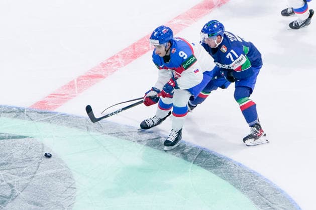 FRIBOURG, SWITZERLAND MAY 17 Filip Mesar of Slovakia L against Marco Zanetti of Italy R during the 2026 IIHF Ice Hockey World Championship Switzerland game between Italy and Slovakia at BCF Arena on May 17, 2026 in Fribourg, Fribourg Fribourg BCF Arena Fribourg Switzerland Copyright: xJustPictures.ch JarixPestelaccix jp-en-EuSpIm-JP6_JAR_Italy_Slovakia_16May2026_00013