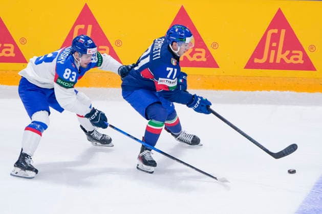 FRIBOURG, SWITZERLAND MAY 17 Marco Zanetti of Italy R against Servac Petrovsky of Slovakia L during the 2026 IIHF Ice Hockey World Championship Switzerland game between Italy and Slovakia at BCF Arena on May 17, 2026 in Fribourg, Fribourg Fribourg BCF Arena Fribourg Switzerland Copyright: xJustPictures.ch JarixPestelaccix jp-en-EuSpIm-JP6_JAR_Italy_Slovakia_16May2026_00019