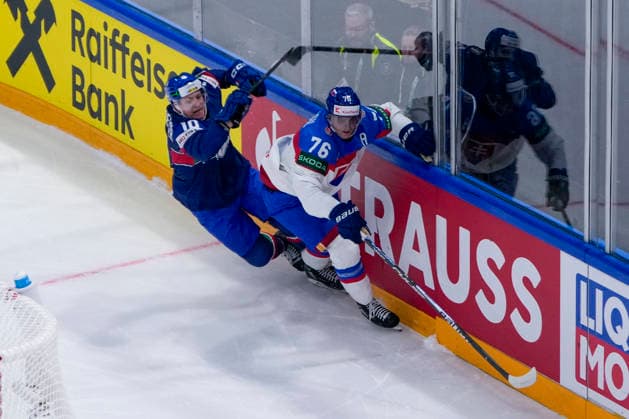 FRIBOURG, SWITZERLAND MAY 17 Martin Pospisil of Slovakia R against Peter Spornberger of Italy L during the 2026 IIHF Ice Hockey World Championship Switzerland game between Italy and Slovakia at BCF Arena on May 17, 2026 in Fribourg, Fribourg Fribourg BCF Arena Fribourg Switzerland Copyright: xJustPictures.ch JarixPestelaccix jp-en-EuSpIm-JP6_JAR_Italy_Slovakia_16May2026_00030