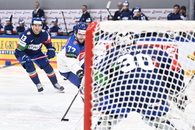 L-R Matt Bradley (ITA), Martin Fasko-Rudas (SVK) and goalkeeper Jacob Smith (ITA) in action during the 2026 IIHF World Championship, WM, Weltmeisterschaft Group B, match Italy vs Slovakia, on May 17, 2026, Fribourg, Switzerland. (CTKxPhoto RadekxPetrasek) CTKPhotoP2026051702773  CTKPhotoP2026051702773