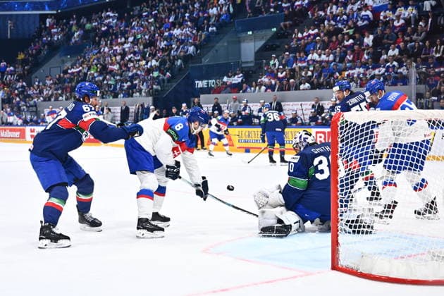 L-R Mats Frycklund (ITA), Oliver Okuliar (SVK), goalkeeper Jacob Smith (ITA), Luca Zanatta (ITA) and Marek Hrivik (SVK) in action during the 2026 IIHF World Championship, WM, Weltmeisterschaft Group B, match Italy vs Slovakia, on May 17, 2026, Fribourg, Switzerland. (CTKxPhoto RadekxPetrasek) CTKPhotoP2026051702803 CTKPhotoP2026051702803