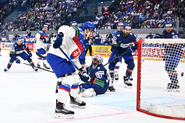 L-R scoring Marek Hrivik (SVK), goalkeeper Jacob Smith (ITA), Dylan Di Perna (ITA) and Luca Zanatta (ITA) in action during the 2026 IIHF World Championship, WM, Weltmeisterschaft Group B, match Italy vs Slovakia, on May 17, 2026, Fribourg, Switzerland. (CTKxPhoto RadekxPetrasek) CTKPhotoP2026051702856  CTKPhotoP2026051702856