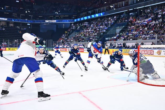 Second from left Peter Spornberger (ITA), Bryce Misley (ITA), Martin Pospisil (SVK), Gregorio Gios (ITA) and goalkeeper Jacob Smith (ITA) in action during the 2026 IIHF World Championship, WM, Weltmeisterschaft Group B, match Italy vs Slovakia, on May 17, 2026, Fribourg, Switzerland. (CTKxPhoto RadekxPetrasek) CTKPhotoP2026051702858 CTKPhotoP2026051702858