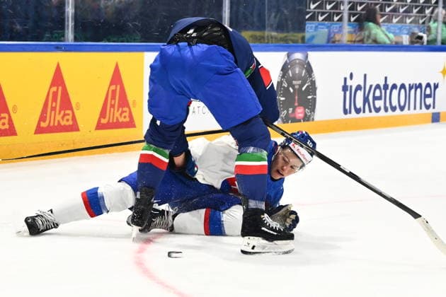 Peter Spornberger (ITA; up) and Adam Sykora (SVK) in action during the 2026 IIHF World Championship, WM, Weltmeisterschaft Group B, match Italy vs Slovakia, on May 17, 2026, Fribourg, Switzerland. (CTKxPhoto RadekxPetrasek) CTKPhotoP2026051702973  CTKPhotoP2026051702973
