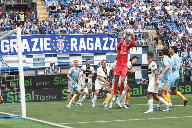 ComoÕs ComoÕs goalkeeper Jean Butez during the Serie A soccer match between Como and Parma at the Giuseppe Sinigaglia stadium in Como, north Italy - May 17, 2026 - Soccer.  Copyright: xAntonioxSaiai LaPressex