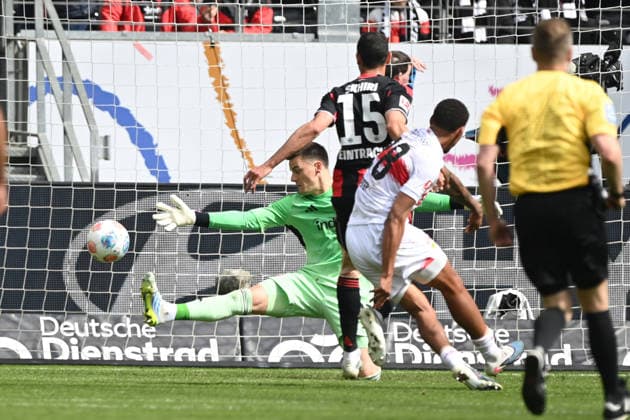 Nikolas NARTEY (S) erzielt das Tor zum 0-2, gegen Torwart Michael ZETTERER (F) Fussball 1. Bundesliga Saison 2025 2026, 34.Spieltag, Spieltag34, matchday34, Eintracht Frankfurt (F) - VfB Stuttgart (S) am 16.05.2026 Deutsche Bank Park Frankfurt. DFL regulations prohibit any use of photographs as image sequences and or quasi-video Â *** Nikolas NARTEY S scores the goal to 0 2, against goalkeeper Michael ZETTERER F Football 1 Bundesliga season 2025 2026, 34 Spieltag, Spieltag34, matchday34, Eintracht Frankfurt F VfB Stuttgart S on 16 05 2026 Deutsche Bank Park Frankfurt DFL regulations prohibit any use of photographs as image sequences and or quasi video Â