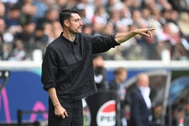 Trainer Albert RIERA (F) gibt Anweisungen, , Gestik, Geste, gestikuliert, Fussball 1. Bundesliga Saison 2025 2026, 34.Spieltag, Spieltag34, matchday34, Eintracht Frankfurt (F) - VfB Stuttgart (S) 2-2 am 16.05.2026 Deutsche Bank Park Frankfurt. DFL regulations prohibit any use of photographs as image sequences and or quasi-video Â *** Coach Albert RIERA F gives instructions, , gestures, gestures, gesticulates, Football 1 Bundesliga Season 2025 2026, 34 Matchday, Matchday34, matchday34, Eintracht Frankfurt F VfB Stuttgart S 2 2 am 16 05 2026 Deutsche Bank Park Frankfurt DFL regulations prohibit any use of photographs as image sequences and or quasi video Â