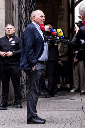 MUNICH, GERMANY - MAY 17: Uli Hoeness (Honorary President FC Bayern Muenchen) answering tv questions during the Meisterfeier of FC Bayern Muenchen at Marienplatz on May 17, 2026 in Munich, Germany. Bavaria Germany Copyright: xSteffiexWunderlx
