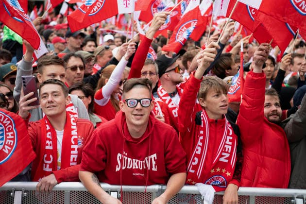 17 05 2026, Football Bundesliga 2025 2026, FC Bayern Munichs championship celebration on the Rathausbalkon in Munich Bayern fans on Rathausplatz get in the mood