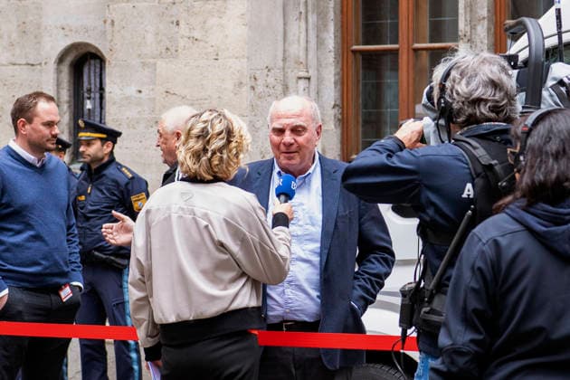 17 05 2026, Football Bundesliga 2025 2026, FC Bayern Munich championship celebration on the town hall balcony in Munich Honorary President Uli Hoeneß FC Bayern Munich, Hoeness being interviewed in front of the town hall