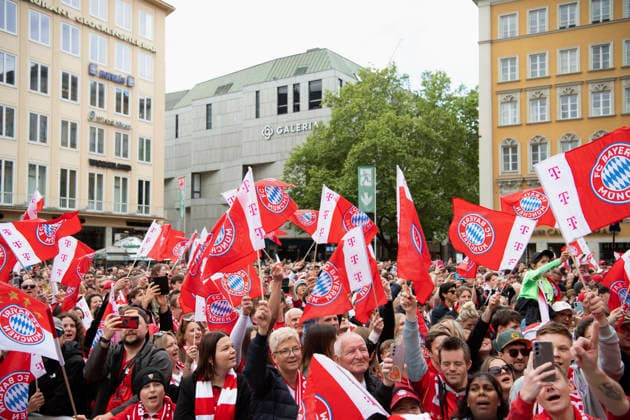 17 05 2026, Football Bundesliga 2025 2026, FC Bayern Munichs championship celebration on the Rathausbalkon in Munich Bayern fans on Rathausplatz get in the mood with flags