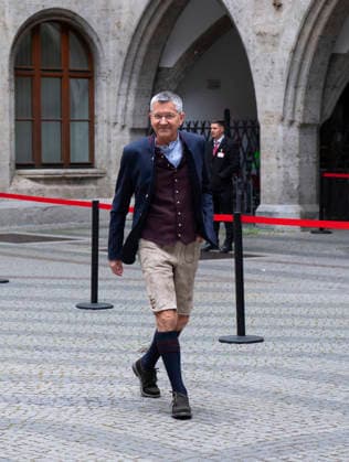 17 05 2026, Football Bundesliga 2025 2026, FC Bayern Munich championship celebration on the town hall balcony in Munich President Herbert Hainer FC Bayern arrives at the town hall in traditional costume