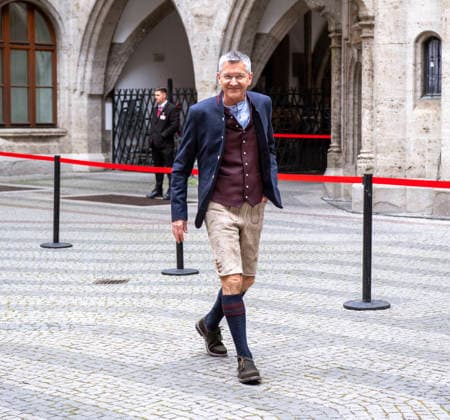 17 05 2026, Football Bundesliga 2025 2026, FC Bayern Munich championship celebration on the town hall balcony in Munich President Herbert Hainer FC Bayern arrives at the town hall in traditional costume