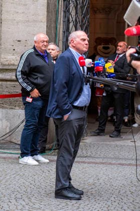 17 05 2026, Football Bundesliga 2025 2026, FC Bayern Munich championship celebration on the town hall balcony in Munich Honorary President Uli Hoeneß FC Bayern Munich, Hoeness being interviewed in front of the town hall