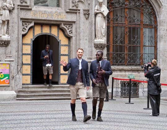 17 05 2026, Soccer Bundesliga 2025 2026, FC Bayern Munich championship celebration on the town hall balcony in Munich The team arrives in traditional costume at the town hall Goalkeeper Manuel Neuer left, FC Bayern Munich , Dayot Upamecano FC Bayern Munich