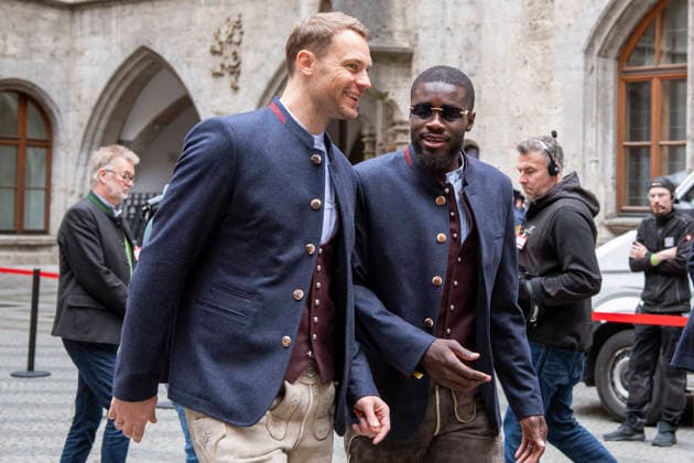 17 05 2026, Soccer Bundesliga 2025 2026, FC Bayern Munich championship celebration on the town hall balcony in Munich The team arrives in traditional costume at the town hall Goalkeeper Manuel Neuer left, FC Bayern Munich , Dayot Upamecano FC Bayern Munich