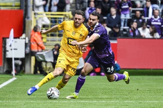Mechelen s Kerim Mrabti and Anderlecht s Enric Llansana pictured in action during a soccer match between RSCA Anderlecht and KV Mechelen, Sunday 17 May 2026 in Brussels, on day 8 of the Champion s Play-off of the 2025-2026 Jupiler Pro League first division of the Belgian championship. TOM GOYVAERTS TomxGoyvaerts  x174142952x