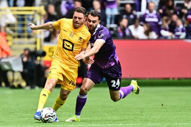RSC Anderlecht v KV Mechelen - Jupiler Pro League Champions Play-Off ANDERLECHT, BELGIUM - MAY 17 : Llansana Enric midfielder of RSC Anderlecht and Mrabti Kerim forward of KV Mechelen battle for the ball during the Jupiler Pro League Champions Play-Off match between RSC Anderlecht and KV Mechelen on May 17, 2026 in Anderlecht, Belgium, 17 05 2026 Anderlecht Belgium  Copyright: xPeterxDexVoechtx