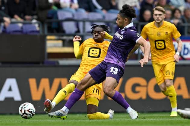 RSC Anderlecht v KV Mechelen - Jupiler Pro League Champions Play-Off ANDERLECHT, BELGIUM - MAY 17 : Salifou Dikeni midfielder of KV Mechelen and Saliba Nathan midfielder of RSC Anderlecht during the Jupiler Pro League Champions Play-Off match between RSC Anderlecht and KV Mechelen on May 17, 2026 in Anderlecht, Belgium, 17 05 2026 Anderlecht Belgium  Copyright: xDhax