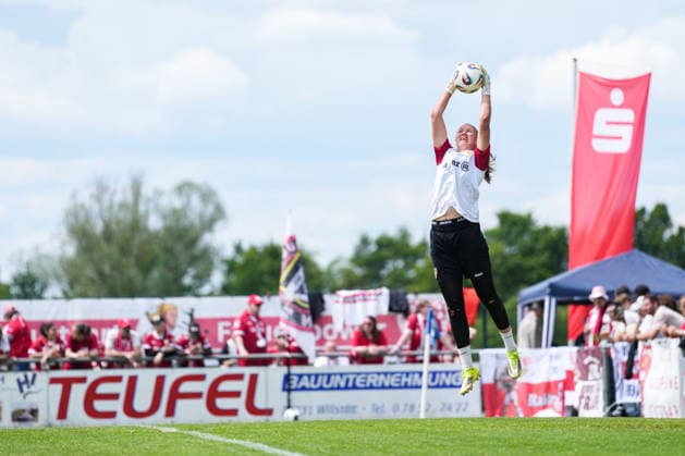 2 Frauen Bundesliga SC Sand vs VfB Stuttgart, 17 05 2026 Eve Böttcher VfB Stuttgart, 25 beim aufwärmen 2 Frauen Bundesliga SC Sand vs VfB Stuttgart, Adams Arena SC Sand, 17 05 2026 DFB DFL REGULATIONS PROHIBIT ANY USE OF PHOTOGRAPHS AS IMAGE SEQUENCES AND OR QUASI VIDEO Copyright: xBEAUTIFULxSPORTS Boscox