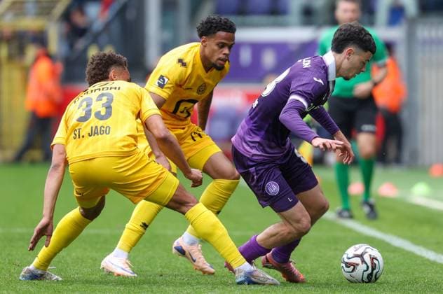 Mechelen s Tommy St. Jago and Anderlecht s Tristan Degreef fight for the ball during a soccer match between RSCA Anderlecht and KV Mechelen, Sunday 17 May 2026 in Brussels, on day 8 of the Champion s Play-off of the 2025-2026 Jupiler Pro League first division of the Belgian championship. VIRGINIExLEFOUR  x174144252x