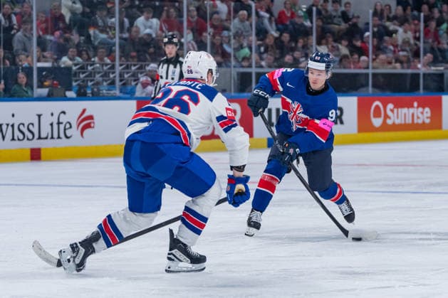 ZURICH, SWITZERLAND - MAY 17: Joshua Waller (Great Britain, 92) in a duel against Max Plante (United States, 26) during the Preliminary Round - Group A Match 11 between Great Britain and United States at the IIHF Ice hockey, Eishockey World Championship, WM, Weltmeisterschaft 2026, Swiss Life Arena on May 17, 2026 in Zurich, Switzerland. Zurich Switzerland Copyright: xTimoxSteinx