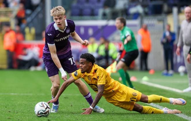 Anderlecht s Nathan De Cat and Mechelen s Therence Koudou fight for the ball during a soccer match between RSCA Anderlecht and KV Mechelen, Sunday 17 May 2026 in Brussels, on day 8 of the Champion s Play-off of the 2025-2026 Jupiler Pro League first division of the Belgian championship. VIRGINIExLEFOUR  x174145497x