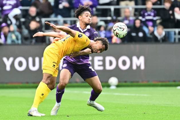 RSC Anderlecht v KV Mechelen - Jupiler Pro League Champions Play-Off ANDERLECHT, BELGIUM - MAY 17 : Saliba Nathan midfielder of RSC Anderlecht and St.Jago Tommy defender of KV Mechelen battle for the ball during the Jupiler Pro League Champions Play-Off match between RSC Anderlecht and KV Mechelen on May 17, 2026 in Anderlecht, Belgium, 17 05 2026 Anderlecht Belgium  Copyright: xPeterxDexVoechtx