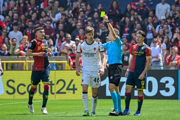 the referee gives a yellow card during the Serie A soccer match between Genoa and Milan at the Luigi Ferraris Stadium in Genoa, Italy - Sunday, May 17, 2026. - Soccer .  Copyright: xTanoxPecoraro LaPressex