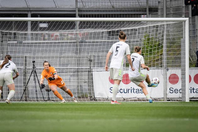 LEVERKUSEN, 17.05.2026 - Friederike Repohl (Bayer 04 Leverkusen, 27) ist beim Elfmeter chancenlos gegen Larissa Muehlhaus (Werder Bremen, 7) während der Begegnung Bayer 04 Leverkusen - Werder Bremen an Spieltag 26 der Google Pixel Frauen-Bundesliga am 17.05.2026 im Ulrich-Haberland-Stadion in Leverkusen (Nordrhein-Westfalen). DFL REGULATIONS PROHIBIT ANY USE OF PHOTOGRAPHS AS IMAGE SEQUENCES AND OR QUASI-VIDEO. Nordrhein-Westfalen Deutschland Copyright: xAxelxKohringx