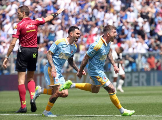 May 17, 2026, Como, COMO: Como™s Alberto Moreno (R) jubilates with his teammate Lucas Da Cunha after scoring goal o f 1 to 0 during the Italian serie A soccer match between Como and Parma at Giuseppe Sinigaglia stadium in Como, 17 May 2026..ANSA MATTEO BAZZI. Serie A - Como Vs Parma  - ZUMAa110 20260517_zaf_a110_052 Copyright: xMatteoxBazzix