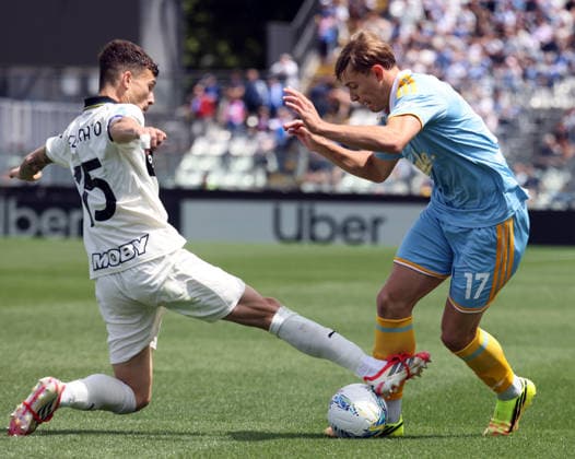 May 17, 2026, Como, COMO: Parma™s Enrico Delprato (L) challenges for the ball with Como™s Jesus Rodriguez during the Italian serie A soccer match between Como and Parma at Giuseppe Sinigaglia stadium in Como, 17 May 2026..ANSA MATTEO BAZZI. Serie A - Como Vs Parma  - ZUMAa110 20260517_zaf_a110_053 Copyright: xMatteoxBazzix