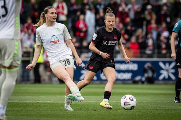 LEVERKUSEN, 17.05.2026 - Juliane Wirtz (Werder Bremen, 28), Kristin Kögel (Bayer 04 Leverkusen, 11) während der Begegnung Bayer 04 Leverkusen - Werder Bremen an Spieltag 26 der Google Pixel Frauen-Bundesliga am 17.05.2026 im Ulrich-Haberland-Stadion in Leverkusen (Nordrhein-Westfalen). DFL REGULATIONS PROHIBIT ANY USE OF PHOTOGRAPHS AS IMAGE SEQUENCES AND OR QUASI-VIDEO. Nordrhein-Westfalen Deutschland Copyright: xAxelxKohringx