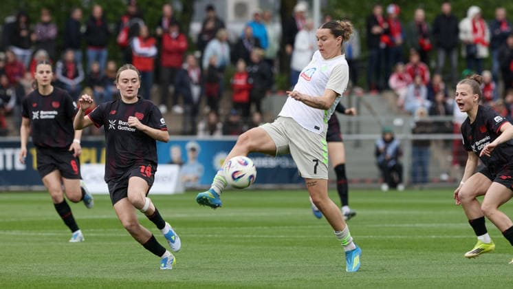 from left Sofie Zdebel Bayer 04 Leverkusen, 16 and Larissa Mühlhaus SV Werder Bremen, 7 in a duel, dynamic, action, action, game scene, THE DFB REGULATIONS PROHIBIT ANY USE OF PHOTOGRAPHS AS IMAGE SEQUENCES AND OR QUASI VIDEO , 17 05 2026, Leverkusen Germany , Football, Google Pixel Womens Bundesliga, Bayer 04 Leverkusen SV Werder Bremen xobx