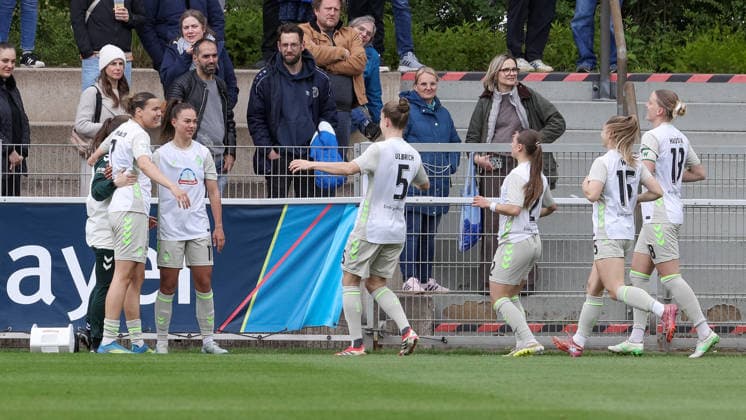 SV Werder Bremen players with goal celebration, cheering, jubilant, optimistic, match scene, highlight, joy over the goal to 0 1, THE DFB REGULATIONS PROHIBIT ANY USE OF PHOTOGRAPHS AS IMAGE SEQUENCES AND OR QUASI VIDEO , 17 05 2026, Leverkusen Germany , Football, Google Pixel Womens Bundesliga, Bayer 04 Leverkusen SV Werder Bremen xobx