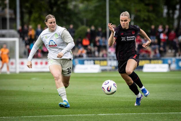 LEVERKUSEN, 17.05.2026 - Sarah Gutmann (Werder Bremen, 32), Cornelia Kramer (Bayer 04 Leverkusen, 7) während der Begegnung Bayer 04 Leverkusen - Werder Bremen an Spieltag 26 der Google Pixel Frauen-Bundesliga am 17.05.2026 im Ulrich-Haberland-Stadion in Leverkusen (Nordrhein-Westfalen). DFL REGULATIONS PROHIBIT ANY USE OF PHOTOGRAPHS AS IMAGE SEQUENCES AND OR QUASI-VIDEO. Nordrhein-Westfalen Deutschland Copyright: xAxelxKohringx