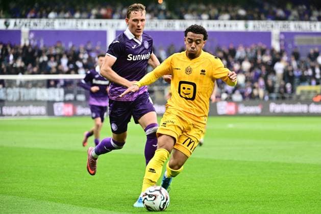 RSC Anderlecht v KV Mechelen - Jupiler Pro League Champions Play-Off ANDERLECHT, BELGIUM - MAY 17 : Augustinsson Ludwig defender of RSC Anderlecht and Koudou Therence defender of KV Mechelen battle for the ball during the Jupiler Pro League Champions Play-Off match between RSC Anderlecht and KV Mechelen on May 17, 2026 in Anderlecht, Belgium, 17 05 2026 Anderlecht Belgium  Copyright: xPeterxDexVoechtx