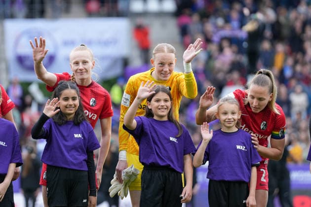 Meret Felde SC Freiburg, 04 , Rebecca Adamczyk SC Freiburg, 33 and Lisa Karl SC Freiburg, 02 , Germany, Soccer, GooglePixel Womens Bundesliga, 26 Matchday, 2025 2026, SGS Essen vs SC Freiburg, 17 05 2026, Stadion an der Hafenstraße, Essen Stadion an der Hafenstraße Nordrhein Westfalen Germany Copyright: xArnexAmbergx