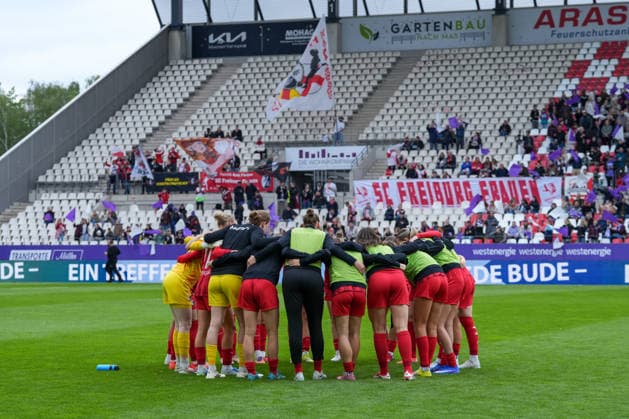 Team circle , Germany, Soccer, GooglePixel Womens Bundesliga, Matchday 26, 2025 2026, SGS Essen vs SC Freiburg, 17 05 2026, Stadion an der Hafenstraße, Essen Essen Stadion an der Hafenstraße North Rhine-Westphalia Germany Copyright: xArnexAmbergx