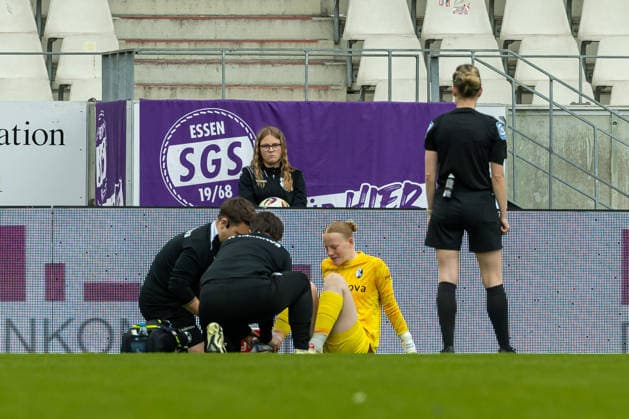Goalkeeper Rebecca Adamczyk Sport Club Freiburg receives medical treatment during the Women s Soccer Bundesliga match between SGS Essen and Sport Club Freiburg at Stadion an der Hafenstrasse on May 17, 2026 in Essen, Germany, Germany Photo by Mario Hommes DeFodi Images Torwaerterin Rebecca Adamczyk Sport Club Freiburg receives medical treatment during the Women s Soccer Bundesliga match between SGS Essen and Sport Club Freiburg at Stadion an der Hafenstrasse on May 17, 2026 in Essen, Germany Photo by Mario Hommes DeFodi Images DFL regulations prohibit any use of photographs as image sequences and or quasi video