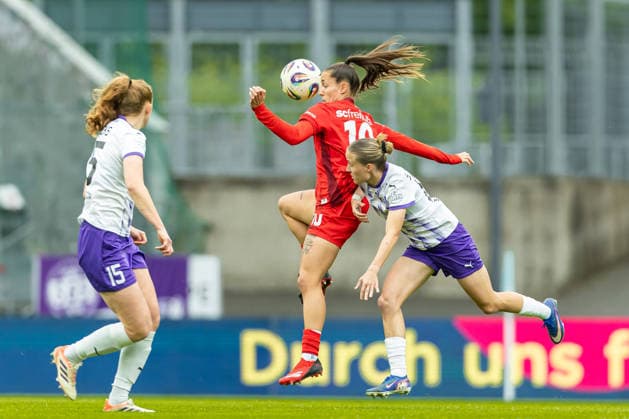 Selina Vobian Club Freiburg) und Paulina Platner (SGS Essen) im Zweikampf waehrend des Spiels der Frauen Fussball Bundesliga zwischen SGS Essen und Sport-Club Freiburg, Stadion an der Hafenstrasse am 17. May 2026 in Essen, Deutschland. (Foto von Mario Hommes DeFodi Images) +++ Selina Vobian (Sport-Club Freiburg) und Paulina Platner (SGS Essen) battle for the ball during the Women s Soccer Bundesliga match between SGS Essen and Sport-Club Freiburg at Stadion an der Hafenstrasse on May 17, 2026 in Essen, Germany. (Photo by Mario Hommes DeFodi Images) DFL regulations prohibit any use of photographs as image sequences and or quasi-video. - *** Selina Vobian Sport Club Freiburg and Paulina Platner SGS Essen in a duel during the Women s Soccer Bundesliga match between SGS Essen and Sport Club Freiburg, Stadion an der Hafenstrasse on May 17, 2026 in Essen, Germany, Germany Photo by Mario Hommes DeFodi Images Selina Vobian Sport Club Freiburg and Paulina Platner SGS Essen battle for the ball during the Women s Soccer Bundesliga match between SGS Essen and Sport Club Freiburg at Stadion an der Hafenstrasse on May 17, 2026 in Essen, Germany Photo by Mario Hommes DeFodi Images DFL regulations prohibit any use of photographs as image sequences and or quasi video